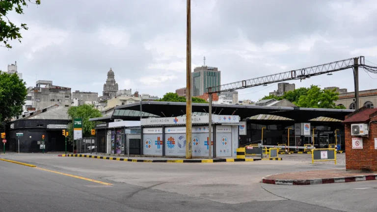 An urban street corner with a public service building under a cloudy sky.