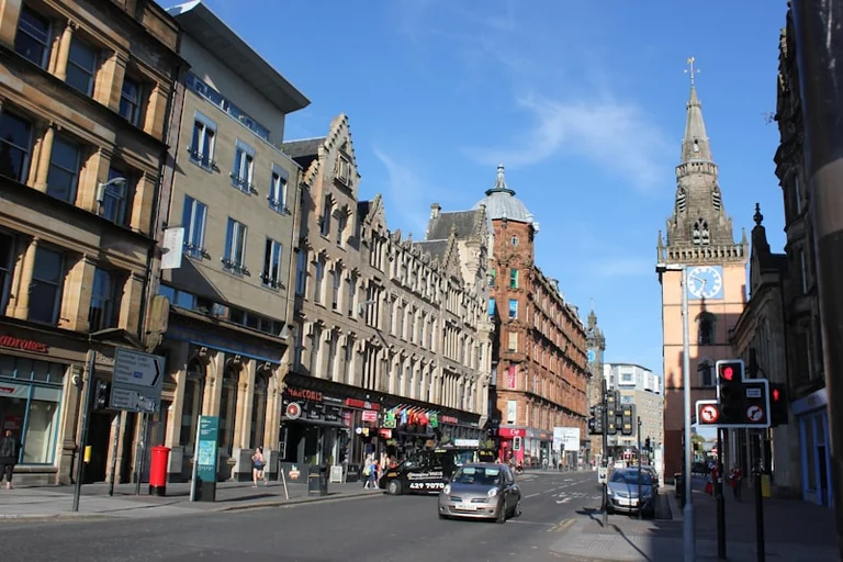 Glasgow crowd dispersed after city-centre police response